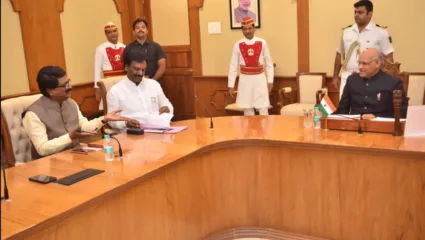 ठाकरे गटाच्या शिष्टमंडळाने घेतली राज्यपाल बैस यांची भेट; केली ‘ही’ मागणी