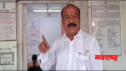 असं कसं! नागरिकांना चप्पल बाहेर काढूनच प्रवेश, अधिकारी मात्र चप्पल घालूनच कार्यालयात बसणार? जनतेसोबत भेदभाव करणाऱ्या कर्मचाऱ्यांवर कारवाई करा – शिवाजी आव्हाड