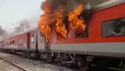 ट्रेनमध्ये चढण्यावरुन दोघांत वाद, संतापलेल्या एका प्रवाशानं थेट एक्सप्रेसलाच लावली आग, 3 जणांचा नाहक बळी, 9 जण जखमी