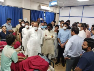 महाराष्ट्र भूषण कार्यक्रमात उष्माघातामुळं उपचार घेत असलेल्या रुग्णांची मविआ नेत्यांनी घेतली भेट; मृत्य श्रीसेवकांना वाहिली श्रद्धांजली…