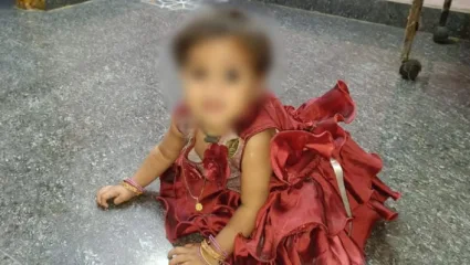 घराच्या व्हरांड्यात खेळणाऱ्या दीड वर्षाच्या चिमुरडीवर भटक्या कुत्र्यांचा हल्ला! उपचारा दरम्यान मुलीनं सोडला जीव