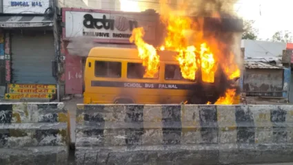 शाळेत जाण्याऐवजी विद्यार्थी पोहोचले दवाखान्यात; धावत्या स्कूल बसला भीषण आग लागून अपघात, थोडक्यात बचावले विद्यार्थी