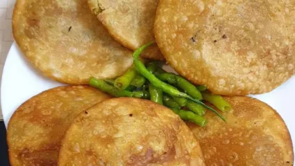 कचोरी प्रेमींसाठी आंनदाची बातमी! शेगावची प्रसिद्ध कचोरी आता मिळणार रेल्वेतही, “रेल्वे कोच रेस्टॉरंट” मध्ये बसुन घ्या आस्वाद