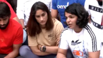 क्रीडा मंत्रालयाचा मोठा निर्णय; कुस्ती संघटनेच्या निवडणुकीवर बंदी, कुस्तीपटूंची निदर्शन सुरूच