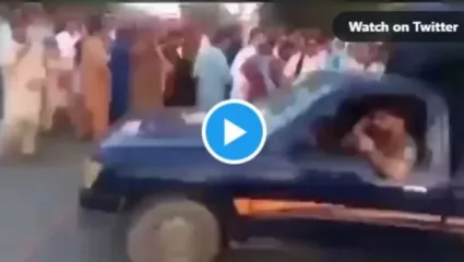 रस्त्यावरील लोकांकडून मार खात आहे पाकिस्तानी सैन्य ;  पहा Video