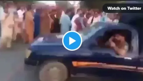रस्त्यावरील लोकांकडून मार खात आहे पाकिस्तानी सैन्य ;  पहा Video