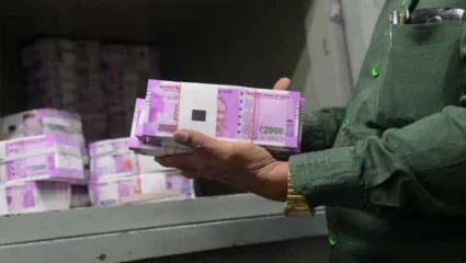 नोटबंदीतून घेतला धडा : RBI चा आदेश, बँकेत नोटा बदली करण्यासाठी येणाऱ्यांसाठी पाणी आणि उन्हापासून संरक्षण होईल याची व्यवस्था करा