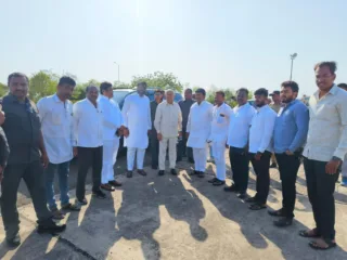 कर्नाटक मुख्यमंत्री निवड :  सुशिलकुमार शिंदे कोणाला कौल देणार?  शिंदे तातडीने बेंगलोरला रवाना