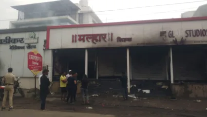 अकलूजमध्ये साड्यांच्या दुकानाला भीषण आग; दीड कोटी रुपयांचा माल जळून खाक