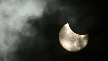 वर्षातील पहिले चंद्रग्रहण आज; गरोदर महिलांनी घ्यावी विशेष काळजी, जाणून घ्या काय करावं, काय करू नये !