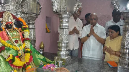 राज्यपाल रमेश बैस यांची किल्ले प्रतापगडास सहकुटुंब भेट; स्वतः पायी किल्ला चढून गडावरील भवानी मातेचे घेतले दर्शन