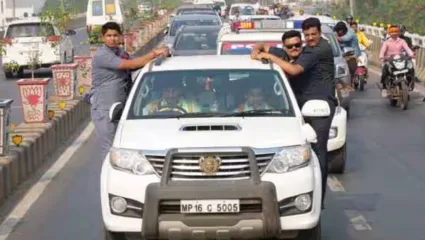 बागेश्वर बाबा आणि मनोज तिवारींनी वाहतुकीचे नियम तोडले, पाटणा पोलिसांकडून एक हजारांच चालान!