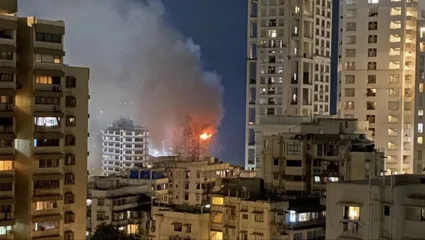 मुंबईतील ब्रीच कँडी रुग्णालयाजवळील उंच इमारतीला आग, संपूर्ण इमारत करण्यात आली रिकामी