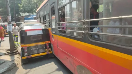 केडीएमटी बस चालकाच्या रेटारेटीत रिक्षाचं नुकसान, सुदैवाने रिक्षाचालक बचावला
