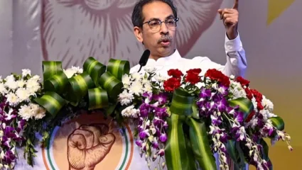 ‘माझ्या स्थानिकांना तुम्ही वाऱ्यावर सोडून प्रकल्प करू शकत नाही, संपूर्ण महाराष्ट्र बारसूमध्ये उतरवेन’ बारसू प्रकल्पावरून उद्धव ठाकरे आक्रमक, केंद्रातील सरकारसह पंतप्रधान मोदींवरसुद्धा टीका
