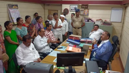 आता म्हणजे हद्दच झालीये, आम्ही जगायचं की मरायचं? सुभाषनगर मधील नागरिक दूषित पाण्याने त्रस्त, जुन्या पाईपलाईनमुळे ड्रेनेजचे पाणी नागरिकांच्या घरात