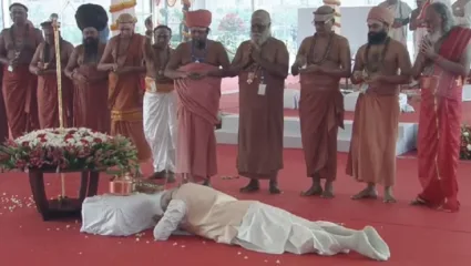 पंतप्रधान नरेंद्र मोदींचा राजदंडाला दंडवत! वैदिक मंत्रोच्चारांत सेंगोलची नवीन संसद भवनात करण्यात आली स्थापना