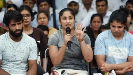 साक्षी मलिक, विनेश फोगट आणि बजरंग पुनिया यांची पोलिसांशी बाचाबाची, दंगलीच्या आरोपावर तिघांवर एफआयआर
