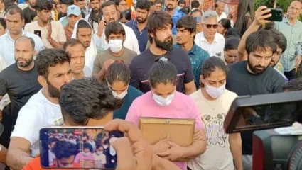 पदकाचे विसर्जन न करता कुस्तीपटू परतले, ‘हा राजकीय आखाडा नाही’, गंगासभा अध्यक्षांनी कुस्तीपटूंना सुनावत विसर्जन करण्यापासून रोखलं