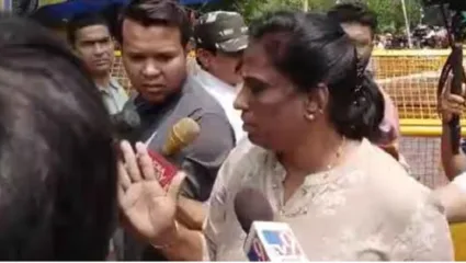 अखेर भारतीय ऑलिम्पिक असोसिएशनच्या अध्यक्षा पीटी उषा जंतरमंतरवर दाखल; आंदोलक कुस्तीपटूंची घेतली भेट