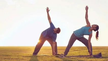 निरोगी आणि समाधानकारक संबंधांसाठी योगाचा अवलंब