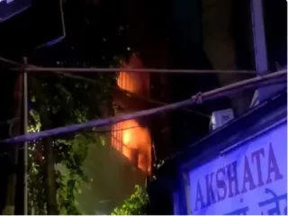 मुंबईतील झवेरी बाजारमधील पाच मजली इमारतीला भीषण आग, कोणतीही जीवितहानी नाही; आगीचे कारण…