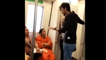 ‘इतकी इच्छा होतीये तर घरी जाऊन करा’; दिल्ली मेट्रोत ‘ते’ कृत्य करताना महिलांनी जोडप्याला हटकले