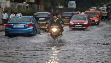 मुंबईच्या पहिल्याच पावसात मिंधे सरकारचे सगळे दावे वाहून गेले…सामनातून शिंदे सरकारवर निशाणा