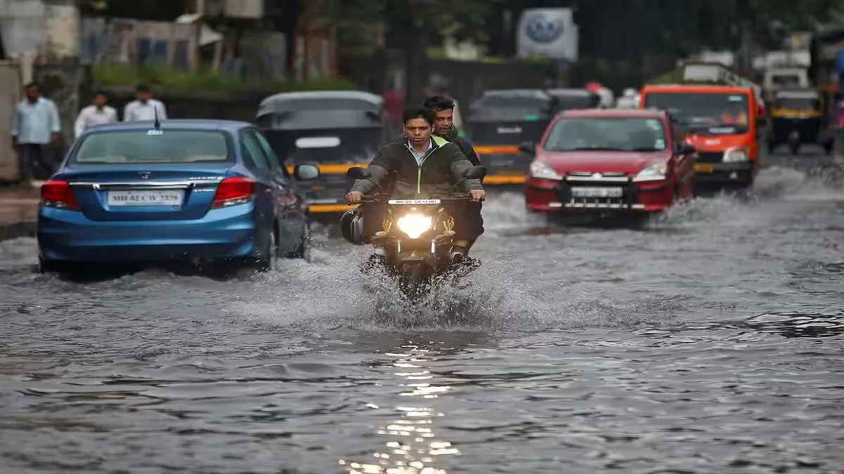 मुंबईच्या पहिल्याच पावसात मिंधे सरकारचे सगळे दावे वाहून गेले…सामनातून शिंदे सरकारवर निशाणा