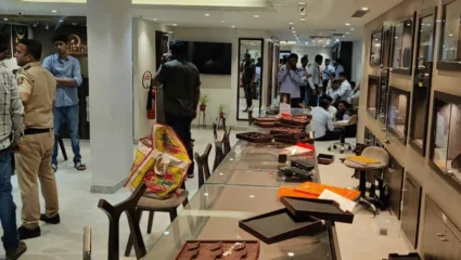 रिलायन्स ज्वेलर्सवर मोठा दरोडा; 14 कोटींचे सोन्याचे दागिने लंपास; पोलीस समजून दरोडेखोरांना दुकानात घेतलं अन्…