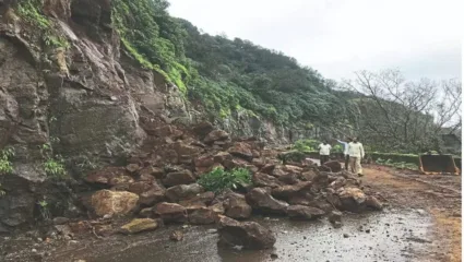 कोकणातल्या रस्त्यांना बसला पावसाचा फटका, आंबेनळी घाटासह ‘या’ मार्गाने जाणं टाळा