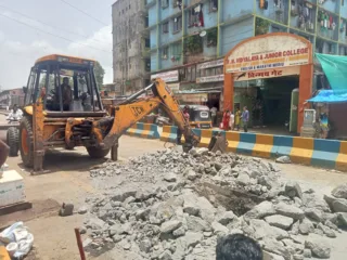 रस्त्याखाली जलवाहिनीचा व्हॉल्व्ह टाकण्यासाठी रस्ता पुन्हा खोदला, काही दिवसापूर्वीच मुख्यमंत्र्यांच्या हस्ते झाले होते लोकार्पण ; मनसे आमदाराने मुख्यमंत्र्यांना केले ट्वीट