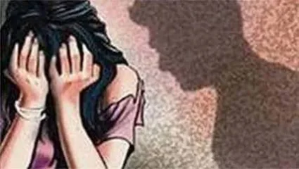 शिक्षक की राक्षस? आधी 14 वर्षांच्या विद्यार्थिनीशी स्नॅपचॅटवर प्रेमसंवाद, मागवले नको त्या अवस्थेतले फोटो, नतंर ब्लॅकमेलिंग करत लॉजमध्ये बलात्कार, नराधम शिक्षकाच्या प्रतापानं नगरं हादरलं.