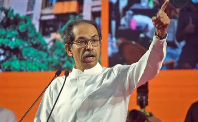एक फूल, दोन हाफ यांना आंदोलनाची माहिती नव्हती का? उद्धव ठाकरेंचा खोचक सवाल