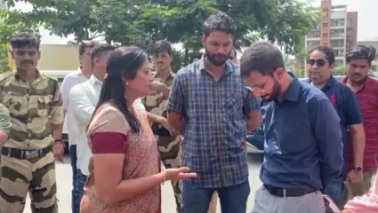 मिरा भाईंदरमध्ये आमदार गीता जैन यांचा राग अनावर, पालिका अधिकाऱ्याला लगावली कानशिलात