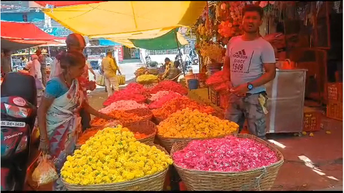 नागपुरात आहे विदर्भातील सगळ्यात मोठं फुलांचं मार्केट, दिवसाला ‘इतक्या’ लाखांची होते उलाढाल