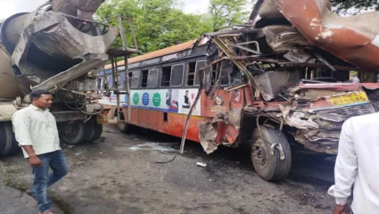नाशिकच्या पेठरोडवर एसटी आणि मिक्सर ट्रकचा भीषण अपघात- ट्रकचालकाचा मृत्यू, बसचालक आणि वाहक गंभीर जखमी