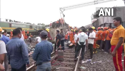 237 छिन्नविछिन्न शरिरं, एकमेकांवर चढलेले रेल्वेचे डबे, जखमांनी विव्हळणारे प्रवासी.. शनिवारी पहाटे उजाडल्यानंतर समोर आलं रेल्वे अपघाताचं भीषण वास्तव