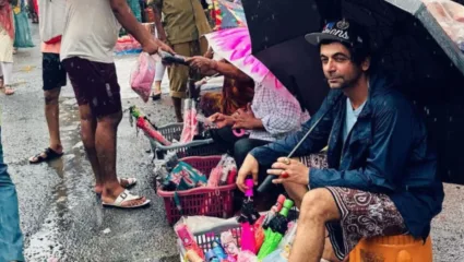 भर पावसात छत्री विकतोय अभिनेता सुनील ग्रोव्हर, ‘ही काय अवस्था करुन घेतली’ चाहत्यांचे कंमेट!