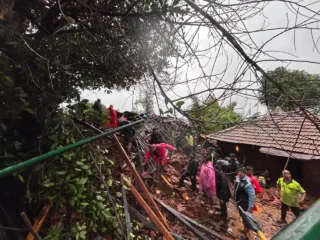 ईर्शाळगडाजवळ हेलिकॉप्टर नेण्यात अनेक अडचणी, जेसीबीही पोहचणं अशक्य, मदतकार्यात मोठे अडथळे