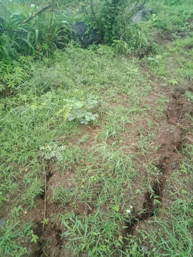 पन्हाळ्याच्या पुर्व पायथ्याला धारवाडी येथे भुस्खलन प्रशासनाने तेथील लोकांना हालवले