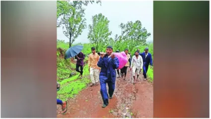 नाशिकच्या इगतपुरीतील आदिवासी पाडय़ातील धक्कादायक घटना, रस्त्याअभावी अडीच किलोमीटर डोलीतून नेलेल्या गर्भवतीचा मृत्यू, अधिवेशनात पडसाद उमटण्याची शक्यता