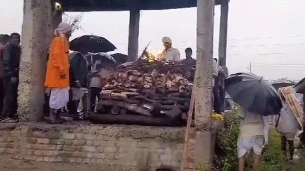 बीडच्या केजमधील स्मशानभूमीला गळती; अंत्यविधी करताना येताहेत अडचणी, चार तासांनंतर पूर्ण होतोय अत्यंविधी