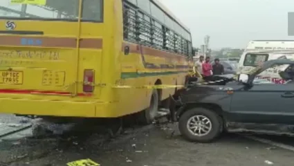 दिल्ली-मेरठ एक्सप्रेसवेवर स्कूल बस आणि टीयूव्ही कारची धडक होऊन भीषण  सहा जणांचा मृत्यू, दोन जखमी