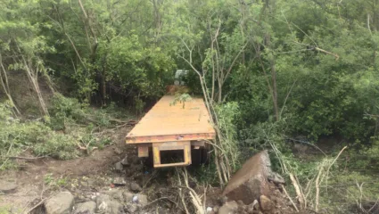 मालवाहू कंटेनर 50 फूट खोल दरीत कोसळला; वळण घेताना ब्रेक दाबला अन्…
