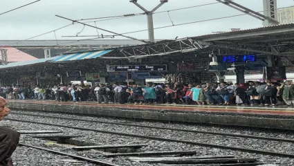 मुसळधार पावसाचा मुंबईतील रेल्वेसेवेवर परिणाम; सर्वच गाड्या धिम्या गतीने, चाकरमान्यांना फटका