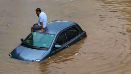 पुरात कार-बाईक वाहून गेल्यास इंश्युरंस क्लेम मिळणार का? तुम्हालाही हा प्रश्न पडला असेल तर जाणून घ्या काही महत्त्वाच्या गोष्टी