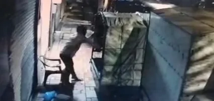 दारु पिण्यास पैसे न दिल्याने सुरक्षा रक्षकावर हल्ला; आधी डोक्यात घातला दगड नंतक पेव्हर ब्लॅाक, घटना सीसीटिव्हीत कैद