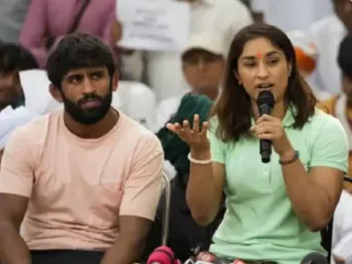 ब्रिजभूषण खूप ताकदवान , कधी गोळी मारेल तेही कळणार नाही ; कुस्तीपटू विनेश फोगटने सांगितले कि, आम्ही चाचणीसाठी ..