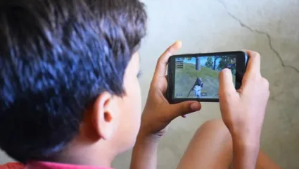 ऑनलाइन गेमिंगच्या व्यसनापायी 15 वर्षीय विद्यार्थ्याचं मानसिक संतुलन बिघडलं, डोळ्याची दृष्टीही बिघडली